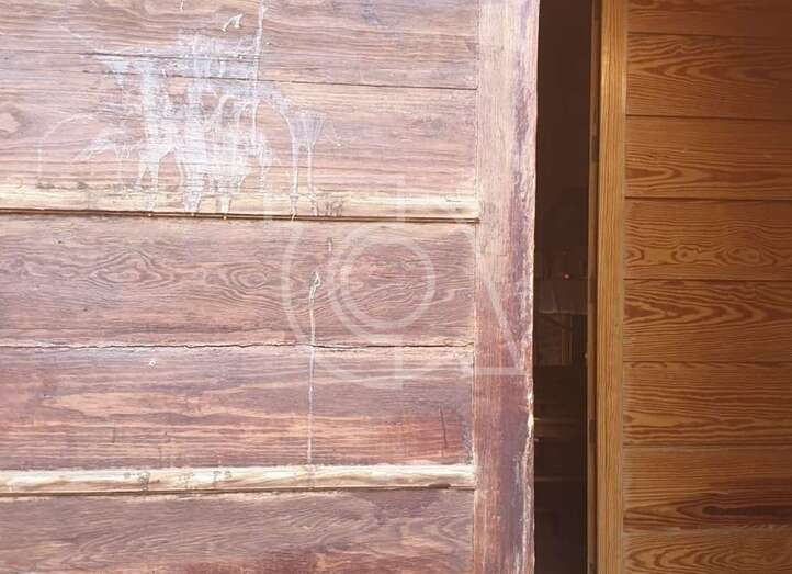 Imagen de huevos rotos y una bolsa de plástico en la plaza de La Garita/TA.